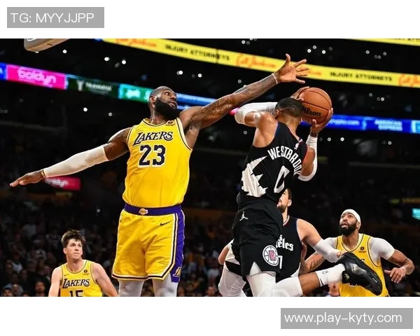 詹姆斯防守态度敷衍对湖人造成伤害球迷感到痛苦与失望