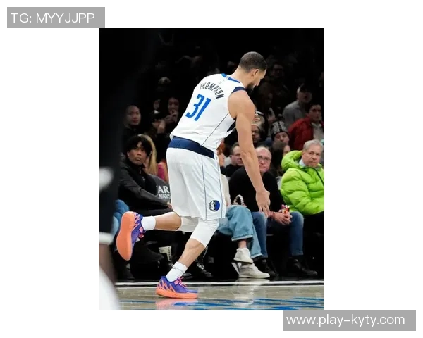 克莱首节火力全开三分球命中率惊人独行侠狂轰42分展现强大攻击力 克莱首节火力全开三分球命中率惊人独行侠狂轰42分展现强大攻击力